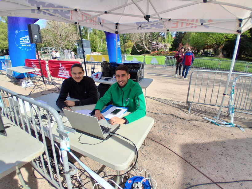 Les chronométreurs aux premières loges à l'arrivée