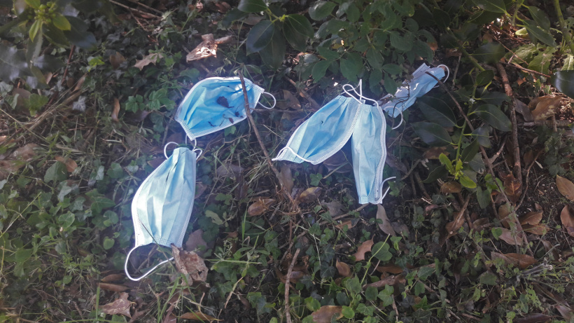 Masques retrouvés sur la voie verte du côté de Brives-Charensac, jetés dans la nature.