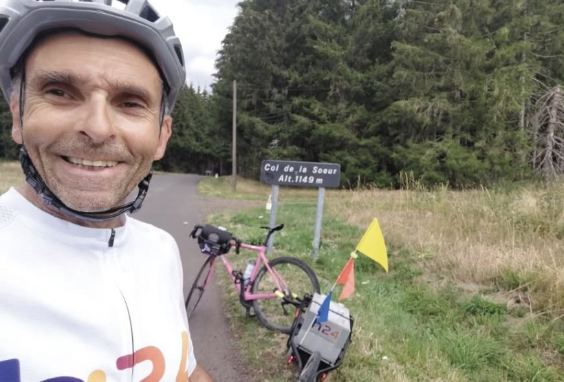Il parcourt 3 000 km à vélo avec un bloc de béton