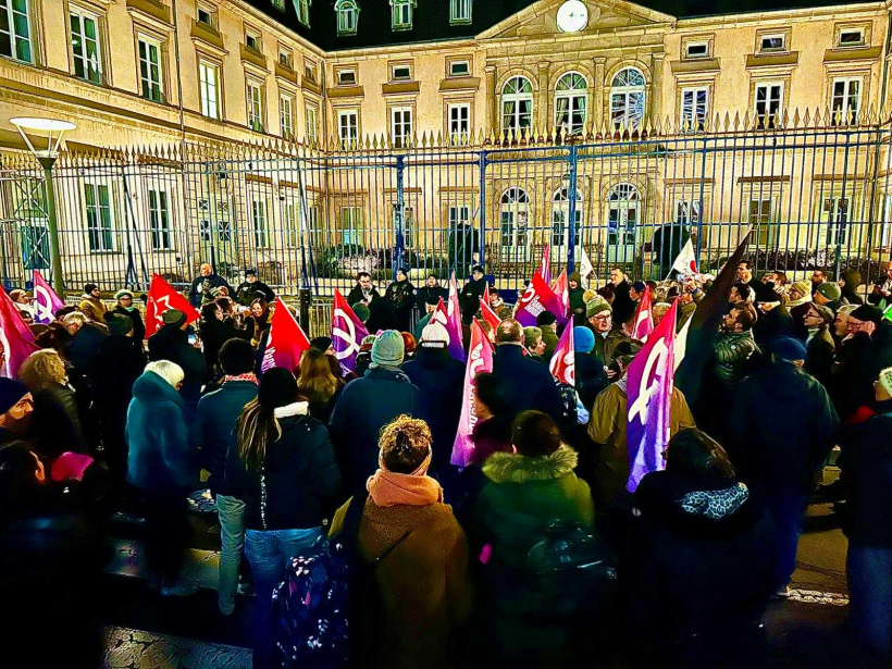 Colère et stupéfaction devant la préfecture du Puy-en-Velay