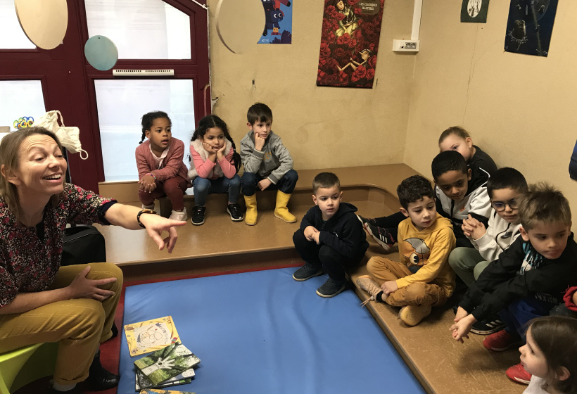 Les enfants et l'autrice partagent ensemble des sourires par milliers.