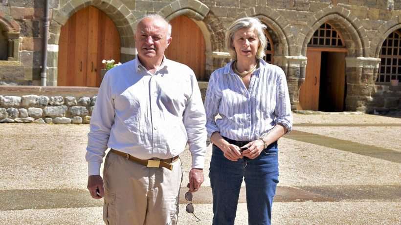 Gilles et Marie Bayon de La Tour dans l'ancien cloître de l'Abbaye