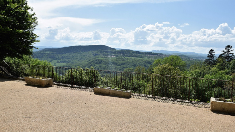 Une vue imprenable sur la vallée de la Loire s'ouvre depuis la cour de l'Abbaye
