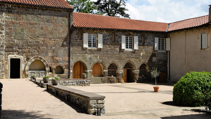 L'ancien cloître, devenu cour de l'Abbaye