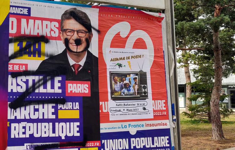 À Guitard, Jean-Luc Mélenchon est affublé de la moustache et de la mèche d'Hitler.