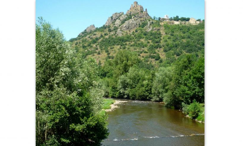 L'Alagnon et le château de Léotoing à Lanau.