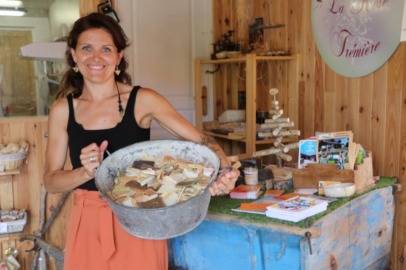 Amelie Borie tient la savonnerie La Rose Trémière de Polignac.