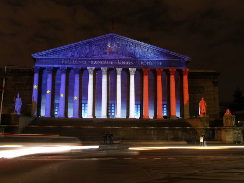 L'Assemblée nationale parée des couleurs de la France.