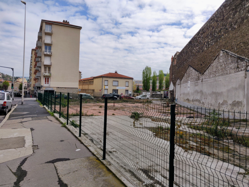 Des logements et des commerces remplaceront les garages abandonnés.