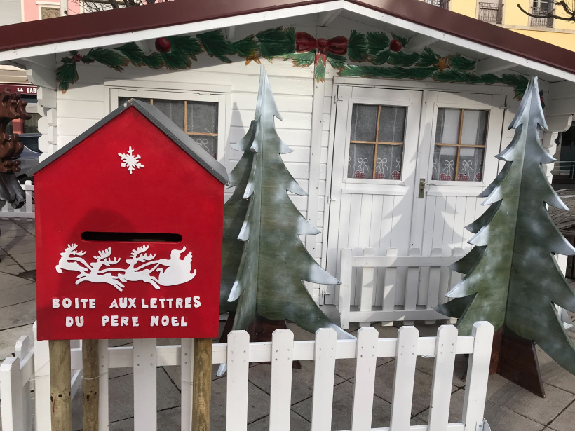 La boîte aux lettres du père Noël a été installée sur la Place Cadelade. 