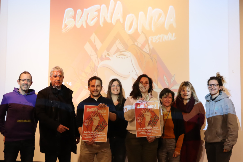 Les bénévoles de l'association Buena onda présentant l'affiche du prochain festival