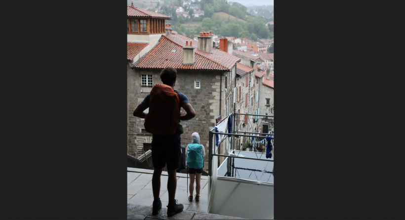 Certains prennent le temps de contempler, comme si la cathédrale donnait une puissance Photo par M.Cartal