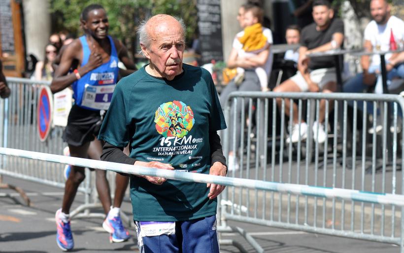 Charly Bancarel, 92 ans, dans la 1ere boucle des 15 km du Puy 2022.