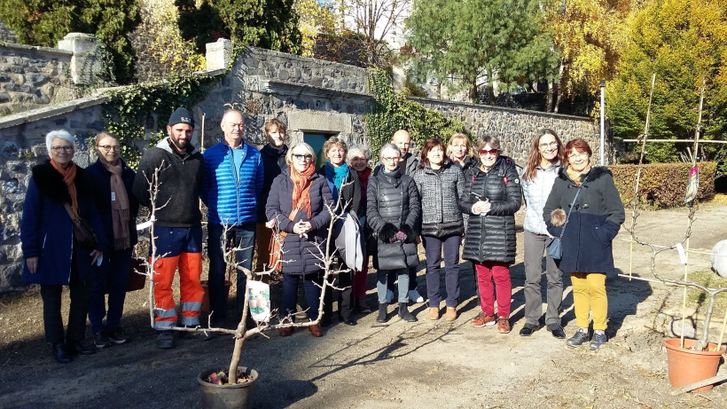 Plantation d'arbres fruitiers à Vals en automne 2021 avec les Soroptimist.