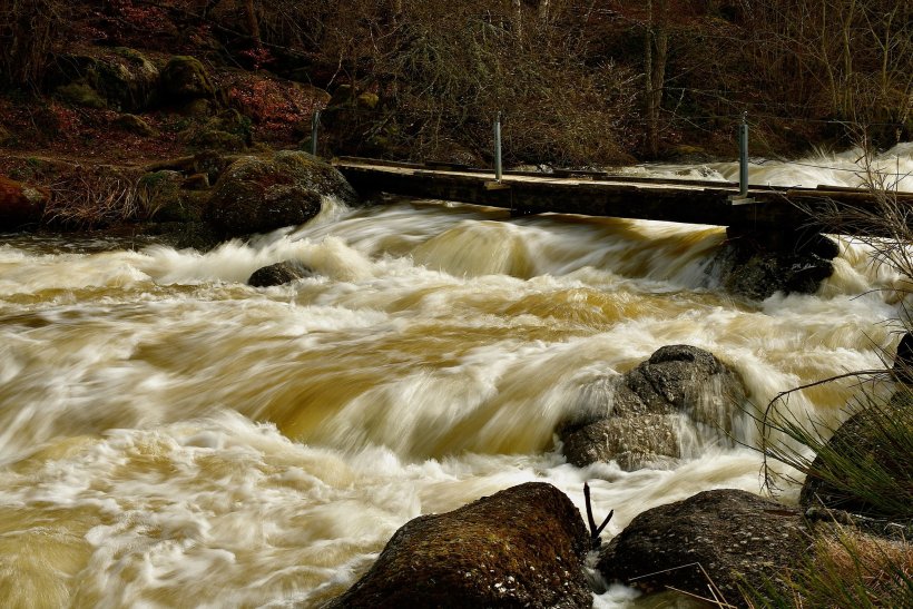 Une partie du Chapeauroux alimente le lac via un barrage construit à Auroux (48)