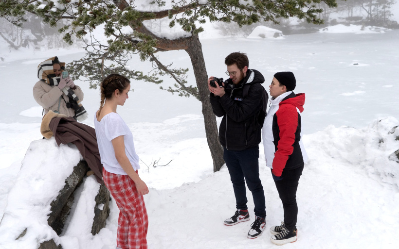 Contraste vestimentaire entre la comédienne et l'équipe de tournage au Lac Bleu pour le Nikon Film Festival 2022.