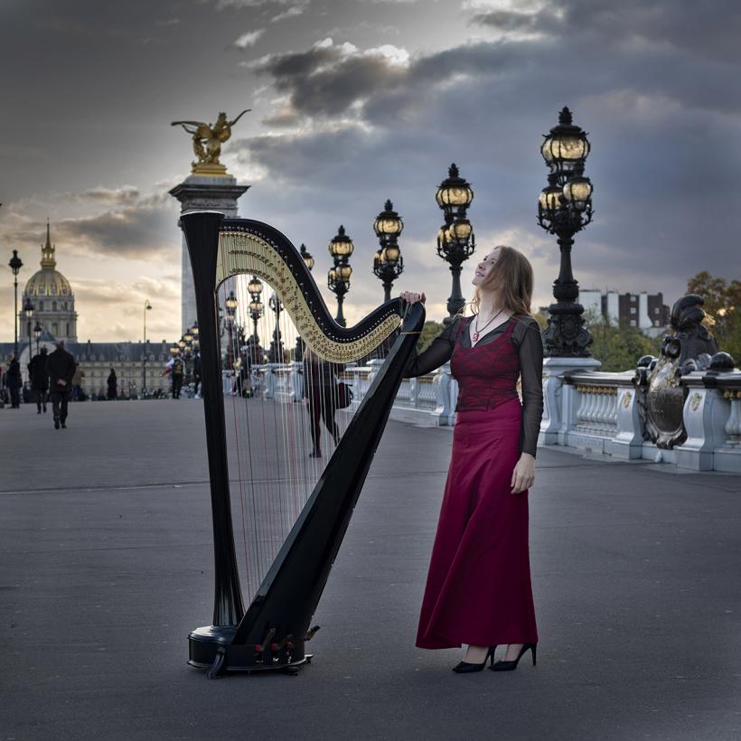 Claire Galo-Place avec sa harpe au milieux de la place 