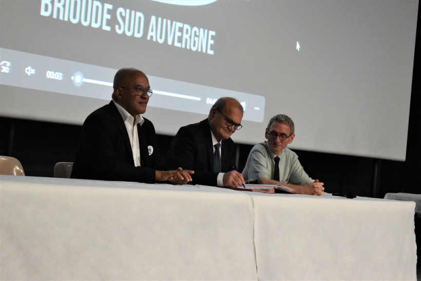 Le directeur de l'IUT et de l'Université et le maire de Brioude ouvrent le rassemblement.