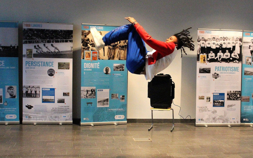 Damani Dembélé en plein break dance. 