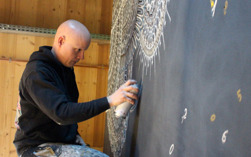 Très concentré, Dege est en train de réaliser un graffiti à Laussonne.