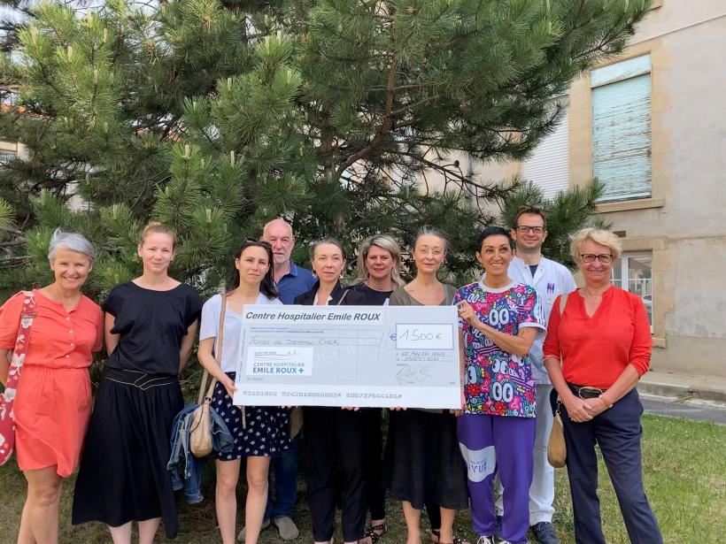 Les trois écoles de danse du Puy versent 1 500€ à l'hôpital Emile Roux.