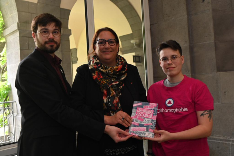 Les délégués régional de l'association SOS Homophobie entourent Magali Gallais.