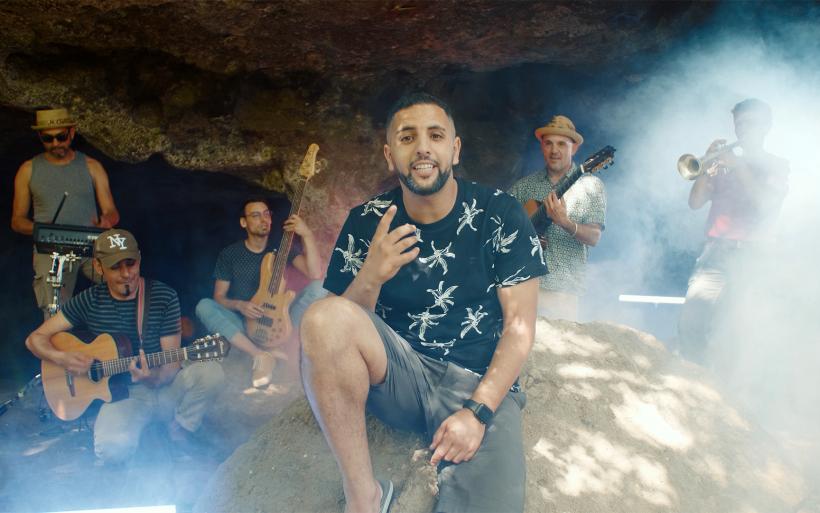 Les Gens'Bon'Beur pendant leur clip devant les grottes de Couteaux.