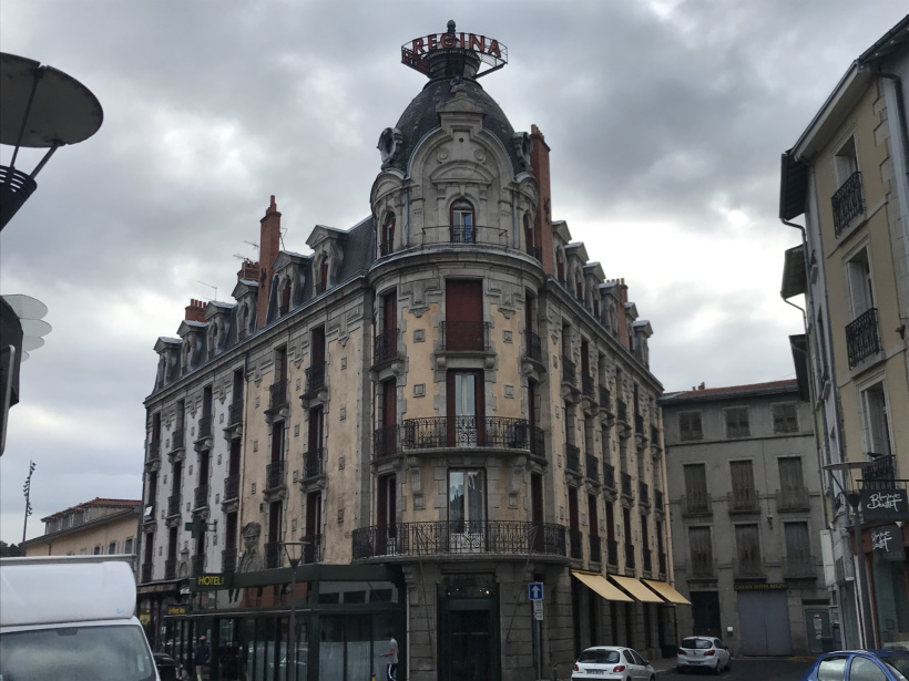 L'Hotel Le Régina au Puy-en-Velay fait son nettoyage par le vide