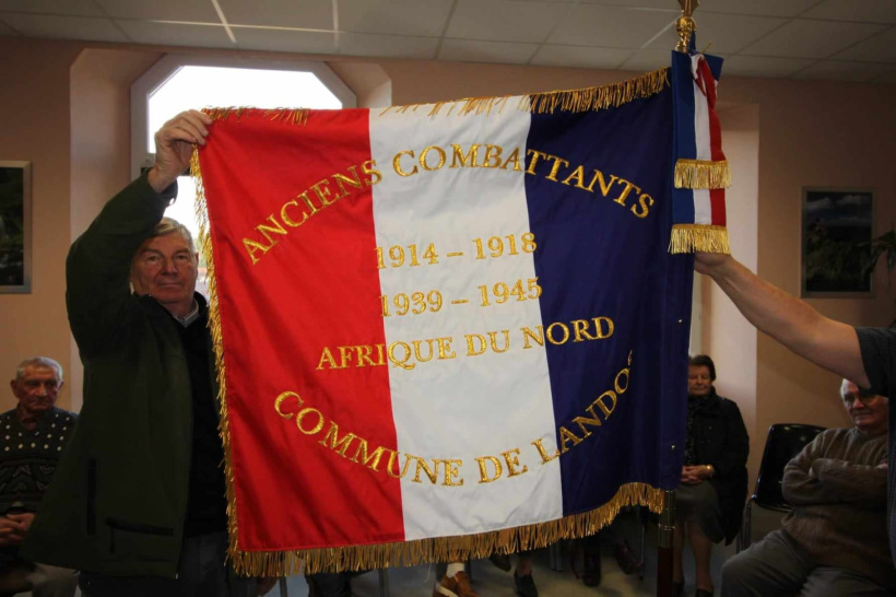 Remise officielle du drapeau à l’Association des Anciens Combattants de Landos 