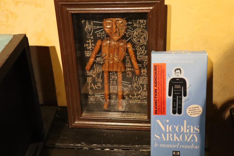 Des poupées vaudou à l'effigie de Nicolas Sarkozy. 
