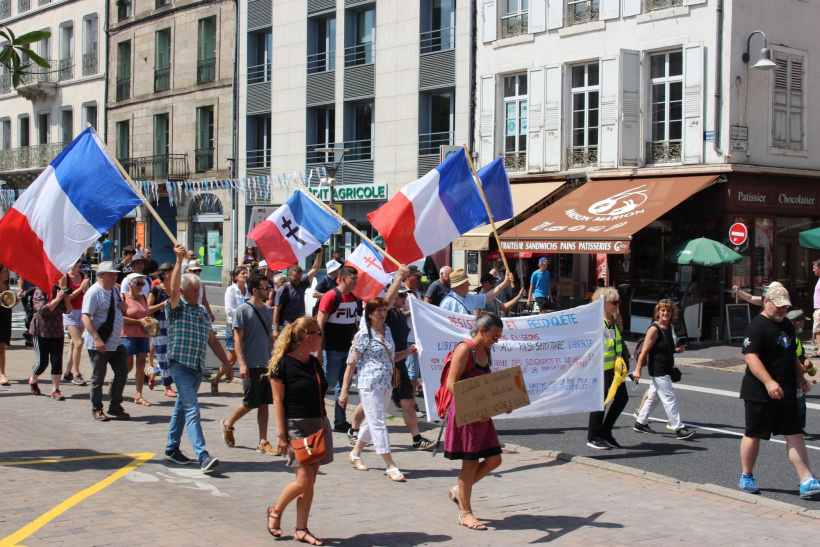 Manifestation anti pass sanitaire le 14 août 2021 au Puy-en-Velay.