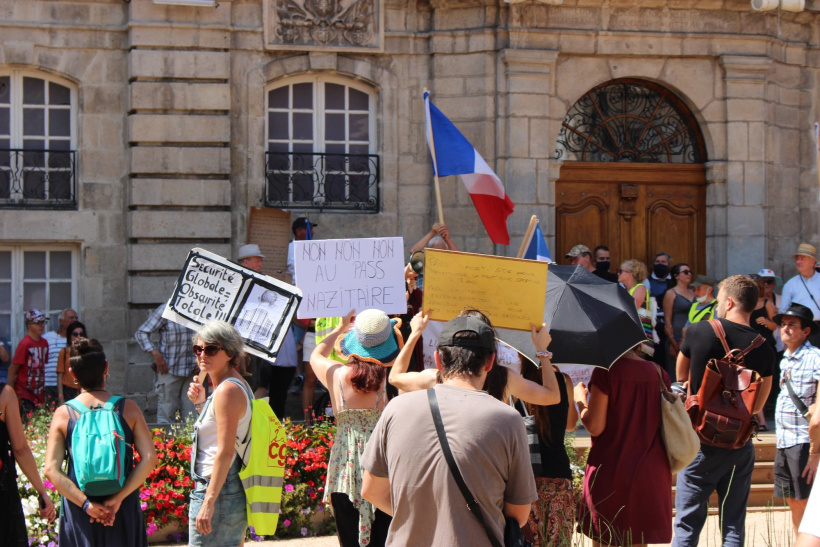 Manifestation anti pass sanitaire le 14 août 2021 au Puy-en-Velay.