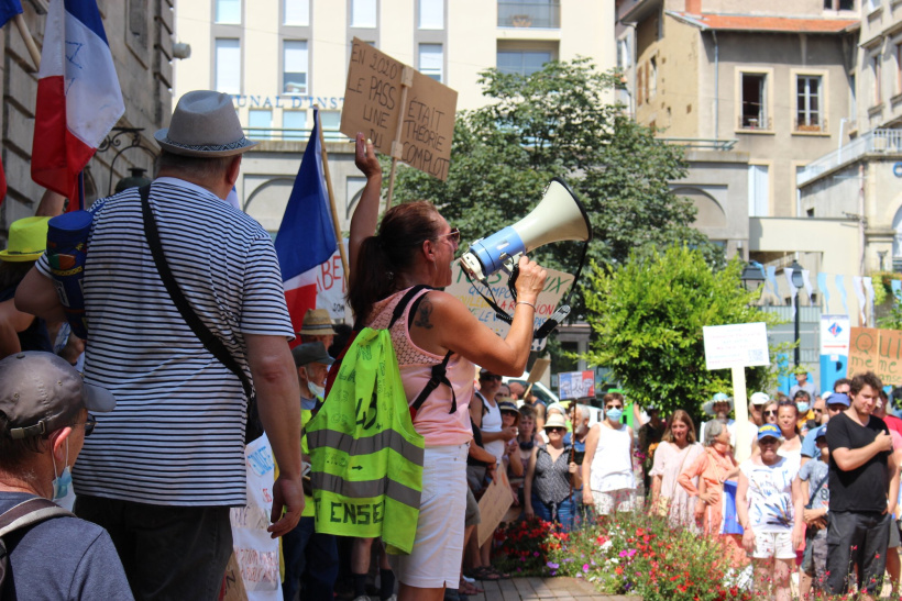 Manifestation anti pass sanitaire le 14 août 2021 au Puy-en-Velay.