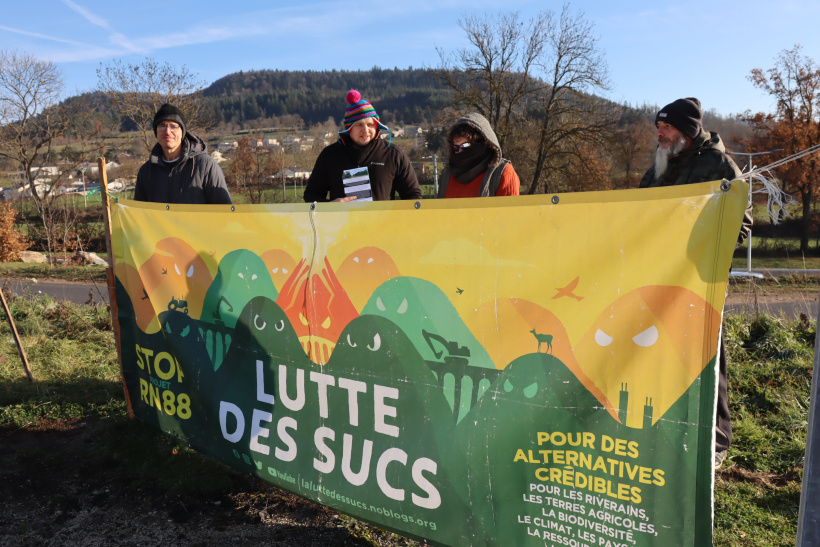 Plusieurs membres du collectif de la Lutte des Sucs au rond point de Lachamp.