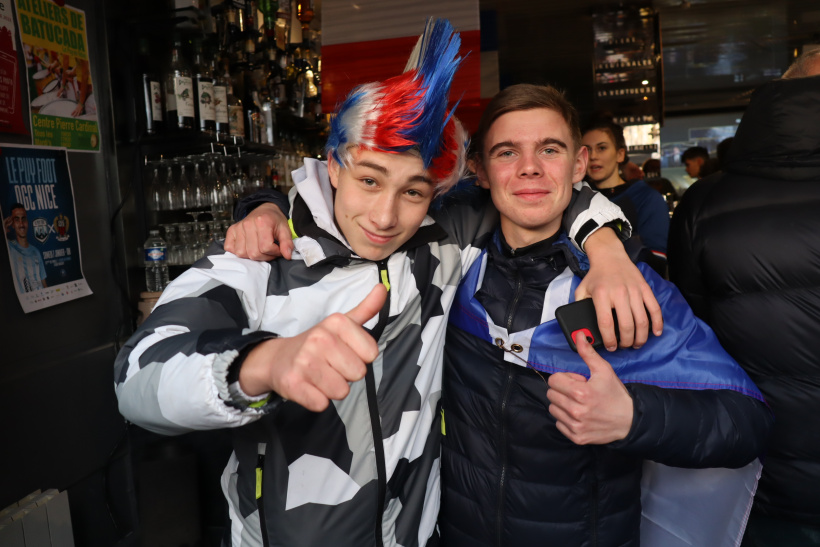 Des amis venus supporter l'équipe de France au Yams. 