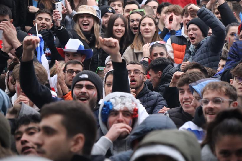 Les sourires sur les visages des supporters. 