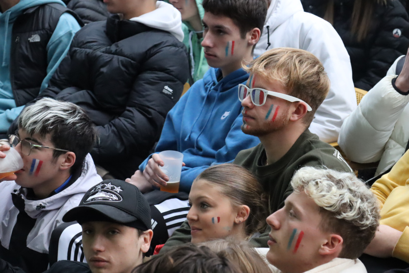 Les visages aux couleurs des Bleus. 