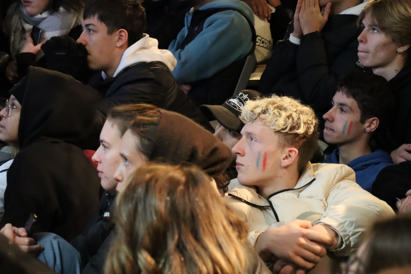 La concentration sur les visages des supporters du Puy. 