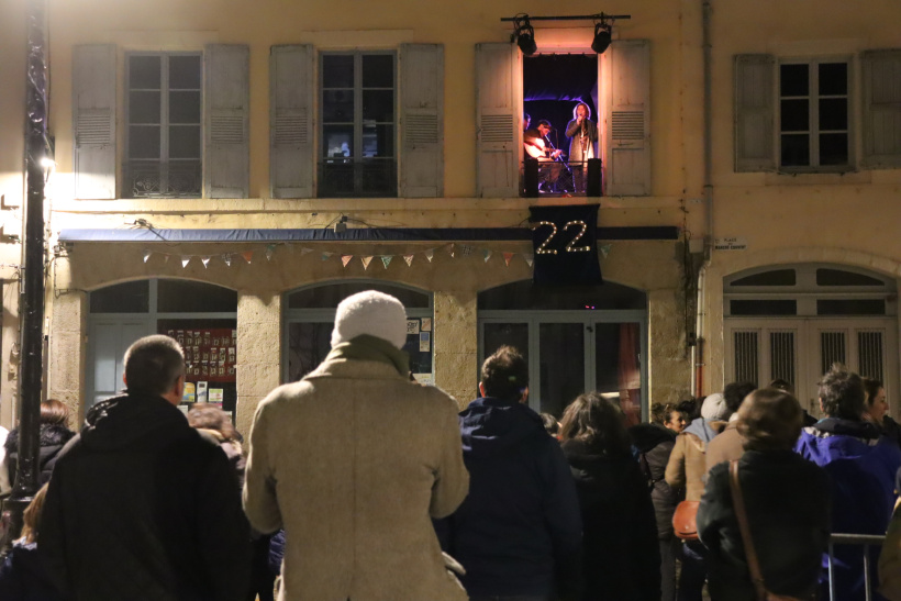 Chaque soir de décembre, la fenêtre du premier étage du P'tit Café s'ouvre et dévoile une parenthèse culturelle. 