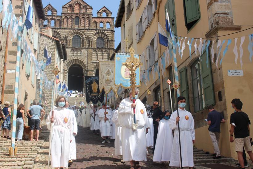 Départ de la procession du 15 août 2021 au Puy-en-Velay.