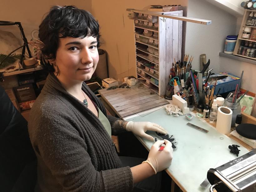 Emilie Michel créatrice d'Orem craft dans son atelier d'Espaly Saint Marcel