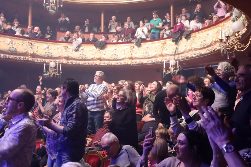 Les ovations du public à la fin du concert de Claudio Capéo