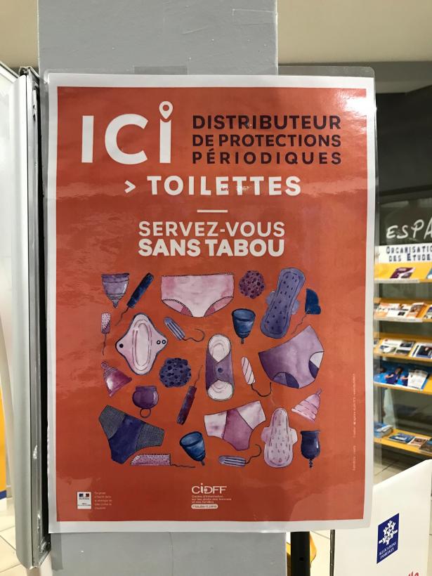 Dans les couloirs de la Mission Locale, des affiches indiquent la présence du distributeur