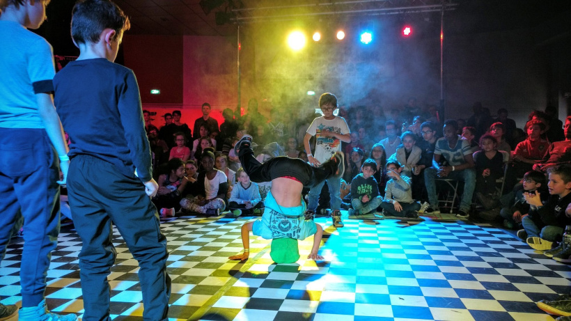 Un battle de break dance oppose les danseurs tour à tour.