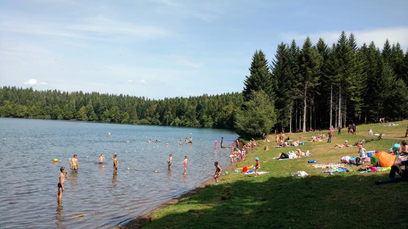 Le Lac du Bouchet est prisé des baigneurs en été.
