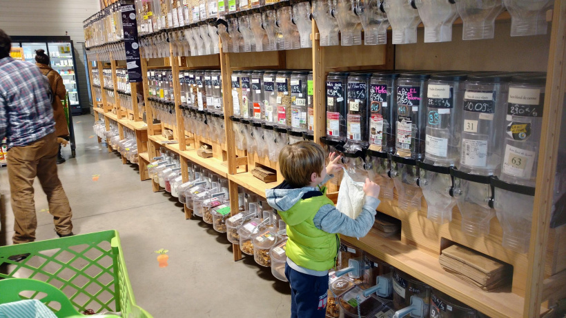 Faire ses courses en vrac réduit les emballages à la source.