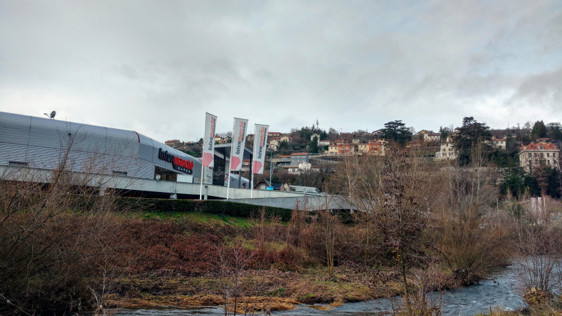 L'Intermarché de Chadrac longe la Borne.