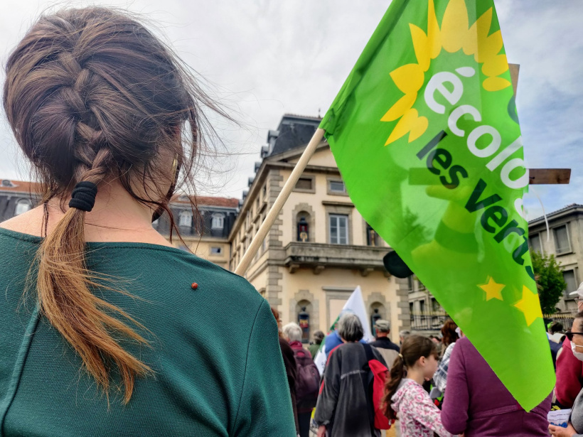 Cette coccinelle a participé à la marche depuis l'épaule de cette militante EELV