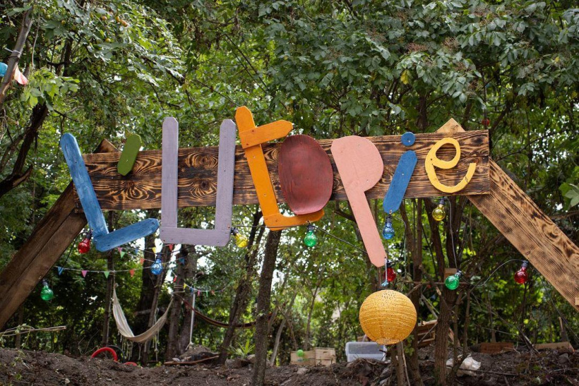 L’Utopie-en-Velay est un tiers-lieu culturel au cœur d’une forêt à Espaly