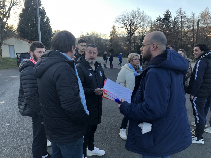 Briefing entre le voyagiste et les bénévoles du Puy Foot 43